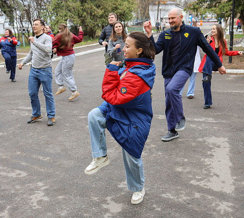 Коллективная зарядка в ГНЦ ФМБЦ им. А. И. Бурназяна ФМБА России: движение к здоровью